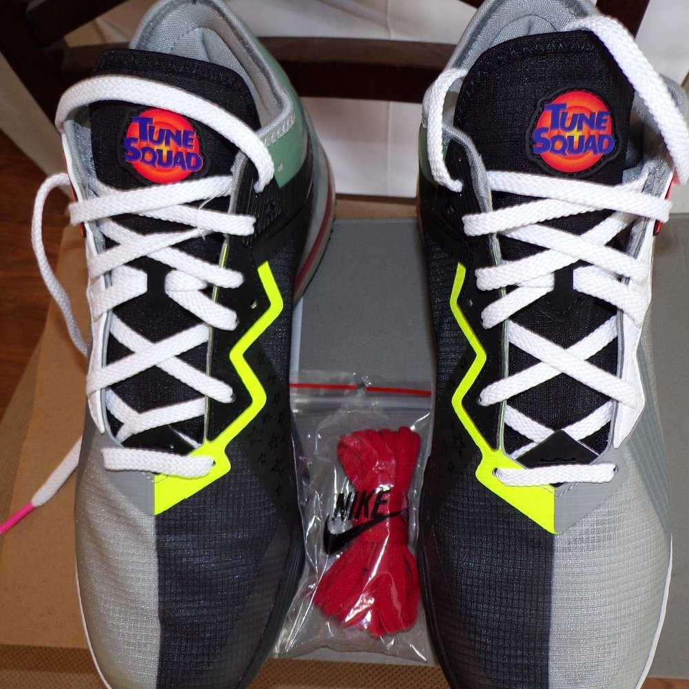 Nike LEBRON XVIII LOW Men's size 11 shoes